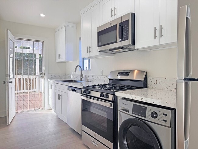 Building Photo - Residential Apartment near Downtown Fullerton