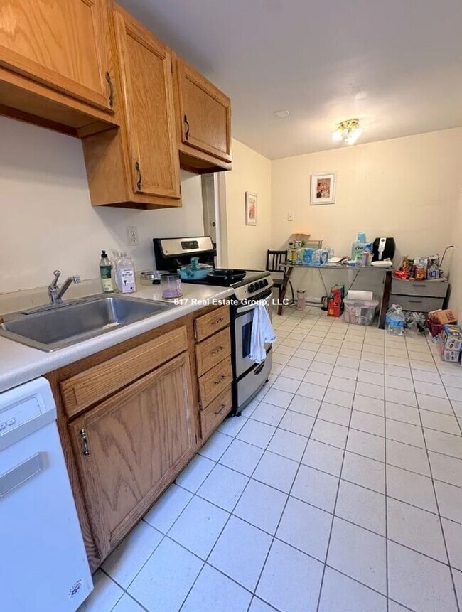 Foto del edificio - Large 4 bed 2 bath in a prime location in Coolidge Corner.