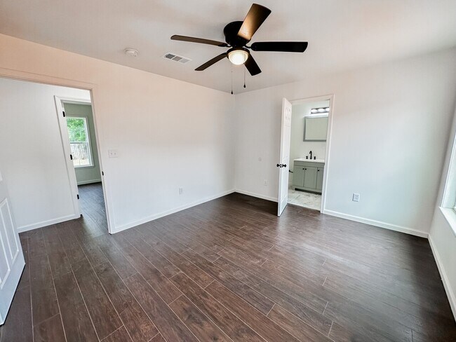 Building Photo - 2425 3rd Ave