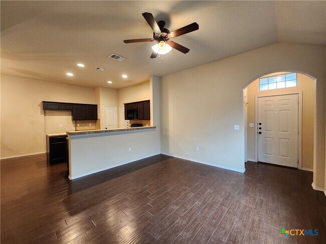 Foto del edificio - 712 Creekside Cir