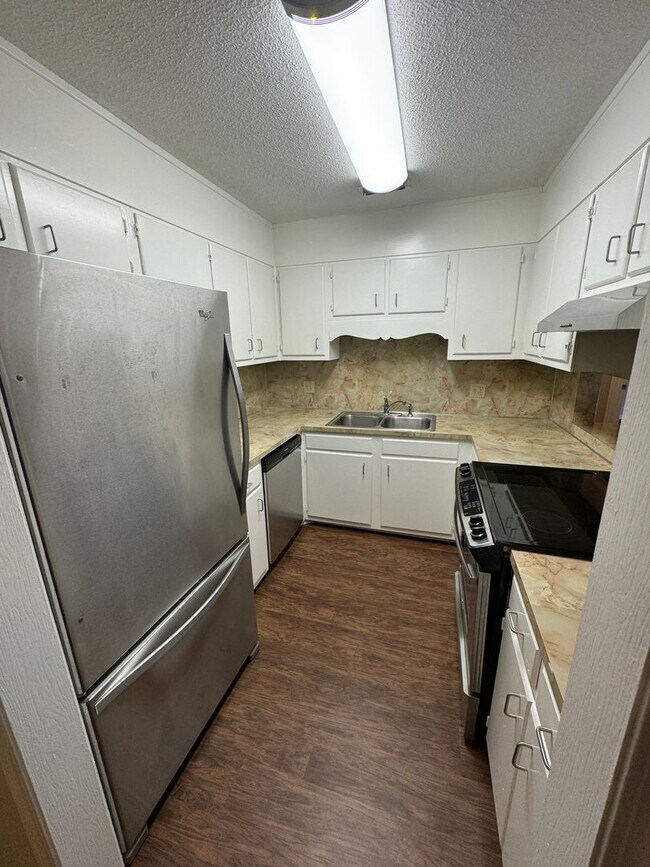 Building Photo - 2 Bedroom 2 Bath Condo in Woodridge Condom...