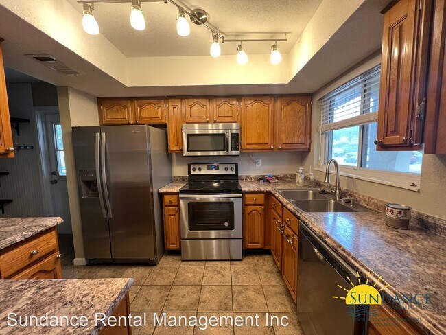 Building Photo - 3 br, 2 bath House - 251 Lorraine Drive W.