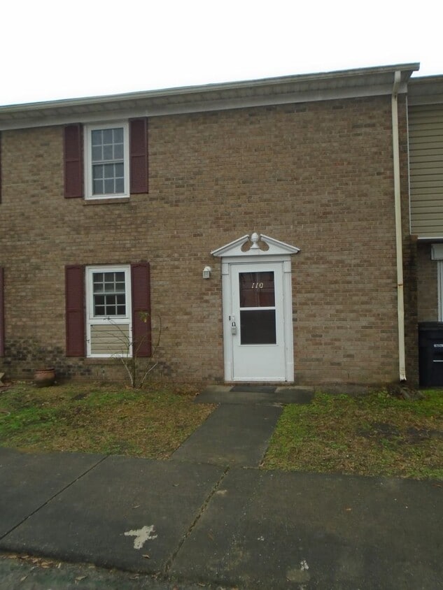 Foto principal - Charming 3 bedroom 1 1/2 bath townhouse lo...