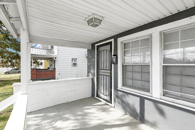Building Photo - 3176 E 5th Ave
