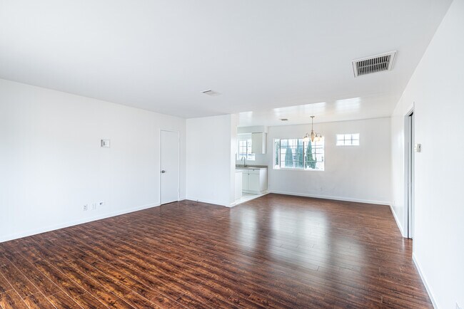 Foto del edificio - 8645 Hervey St