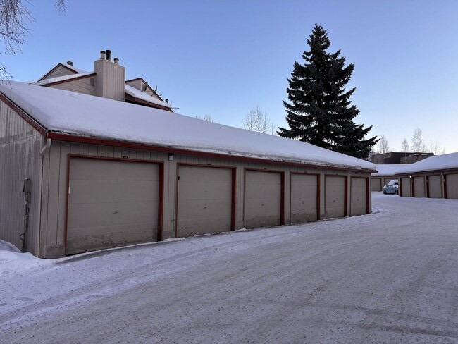 Building Photo - 9625 Independence Dr