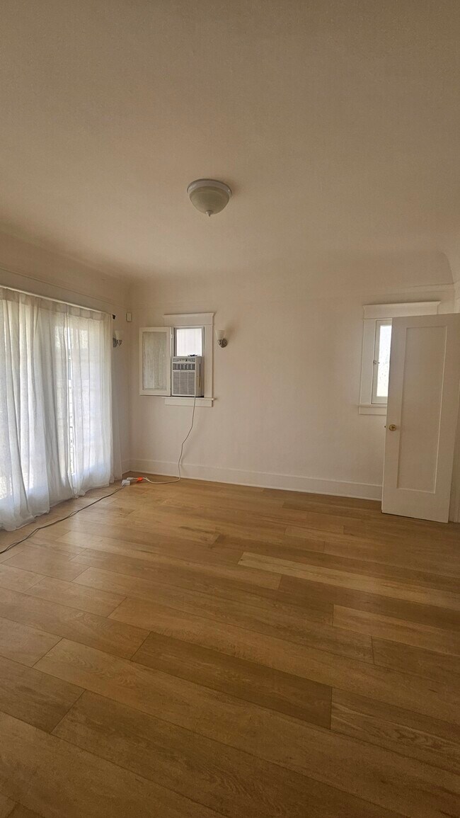 Foto del edificio - 1034 N Kenmore Ave