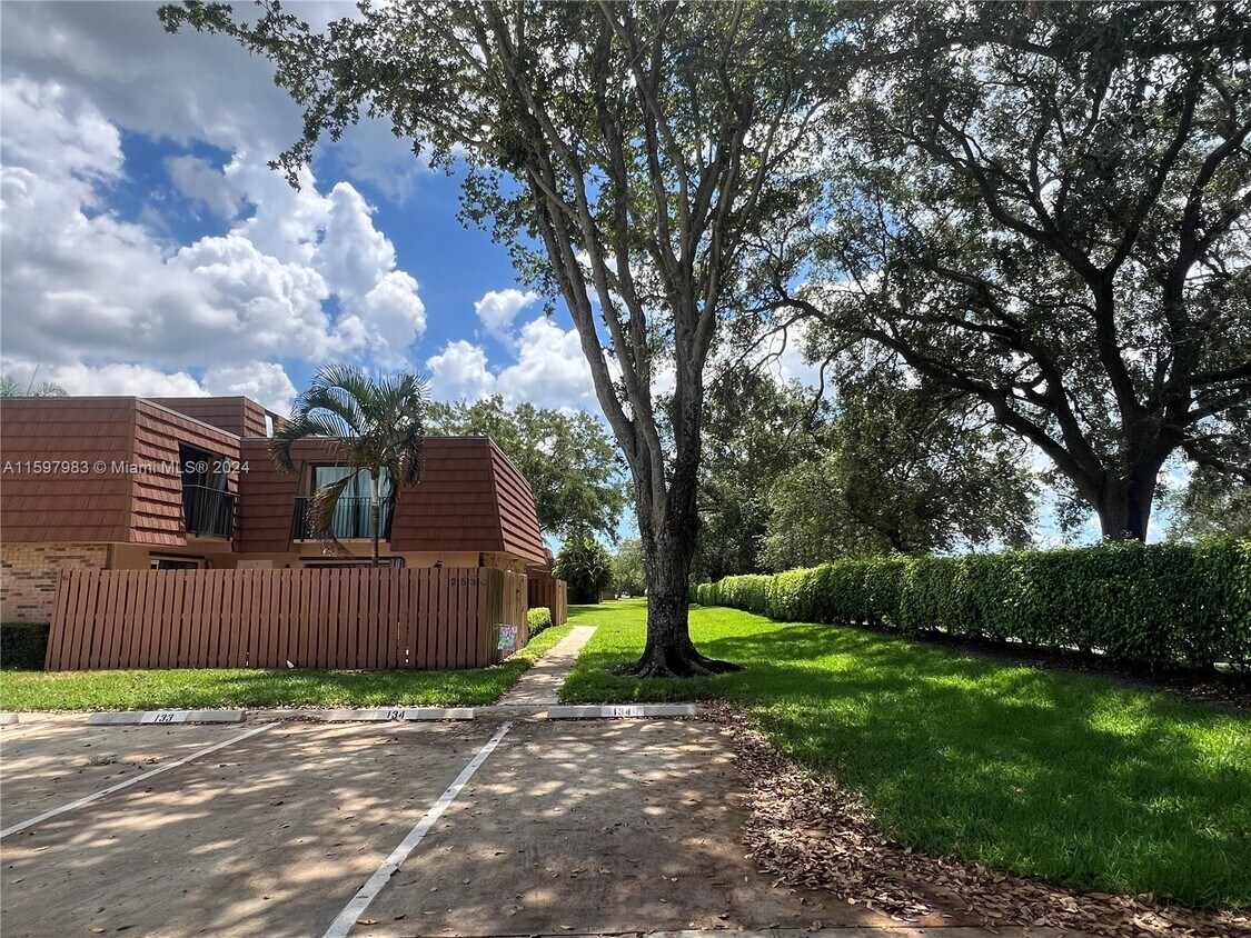 Primary Photo - 2532 Camelot Ct