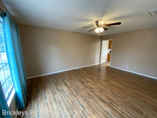 Building Photo - 3 br, 1 bath House - 9908 Leyendecker Rd NE