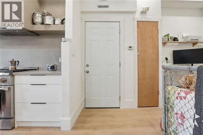 Building Photo - 472 Barton St E