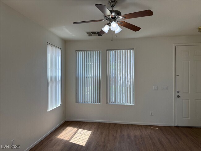 Foto del edificio - 2520 Living Rock Ave