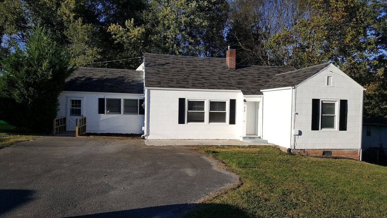 Primary Photo - Fenced Backyard. Sunroom. Close to CNU.