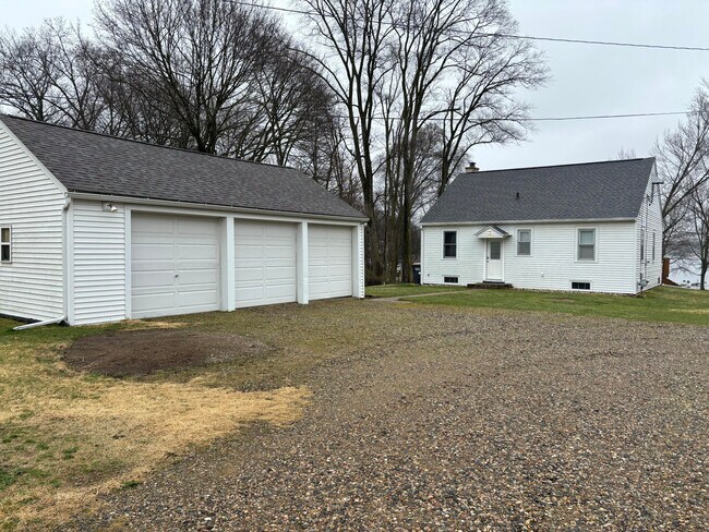 Building Photo - 1420 E Osterhout Ave