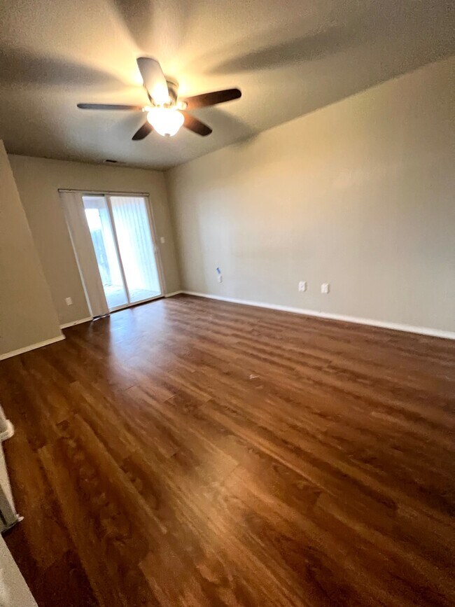 Foto del edificio - 3184 Forest Hills Dr