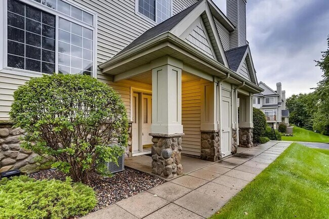 Foto del edificio - Bright End-Unit 2BD Townhome with Fireplace, Deck & Big Bedrooms