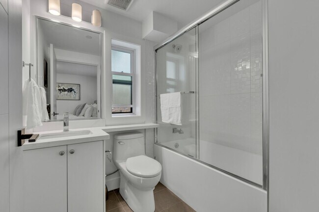 Photo du bâtiment - 445 E 55th Ave