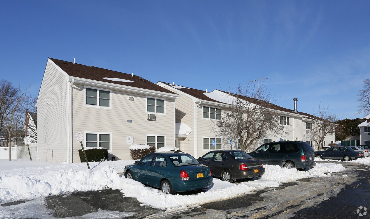 101108 Round Swamp Rd, Old Bethpage, NY 11804 Apartments in Old