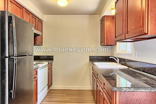 Foto del edificio - Newly Remodeled  2 Bed, 1 Bath Duplex with...