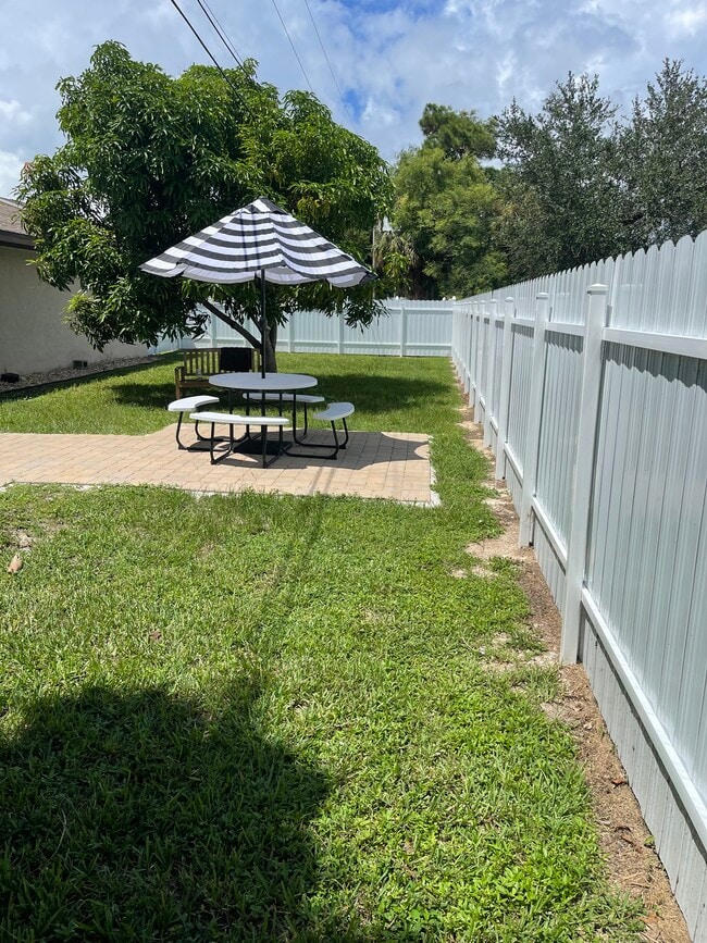 Back picnic area - 1429 SW 48th Ter