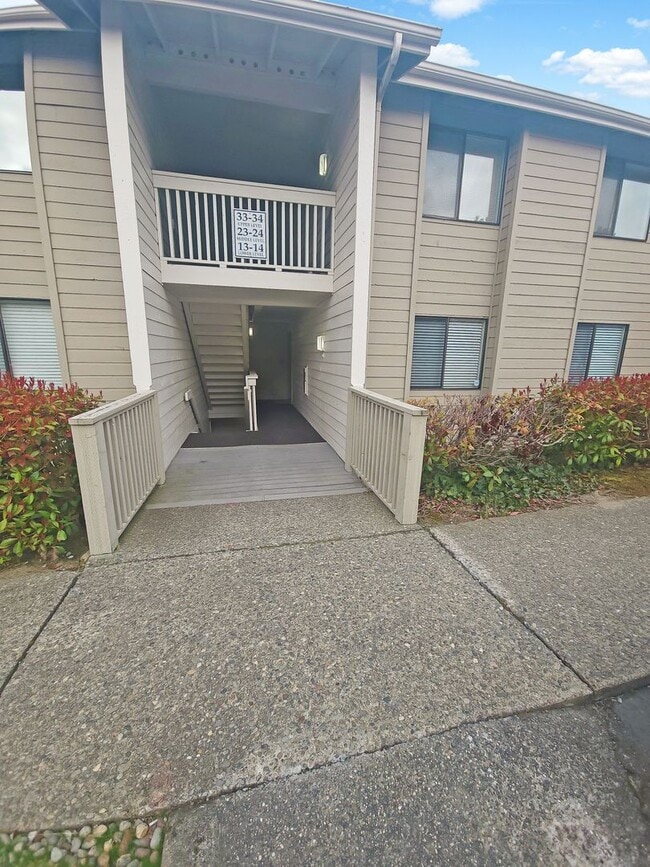 Building Photo - View of Renton Valley 2b/1.5ba Condo