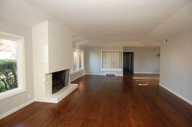 Foto del edificio - 615 Darrell Rd