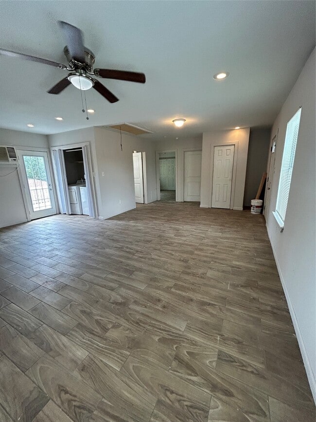 Building Photo - 502 Ave F