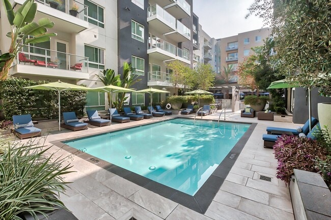 Enjoy the warm days by the pool - Olympic by Windsor