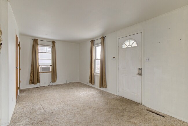 Building Photo - 856 S Conwell St