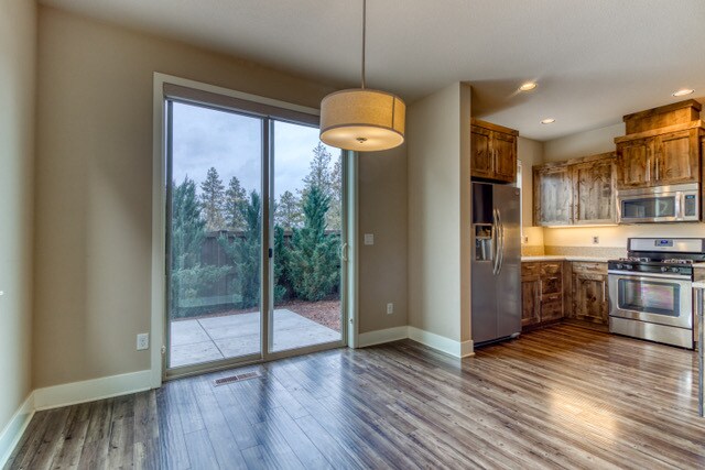 Building Photo - 646 NE Vail Ln