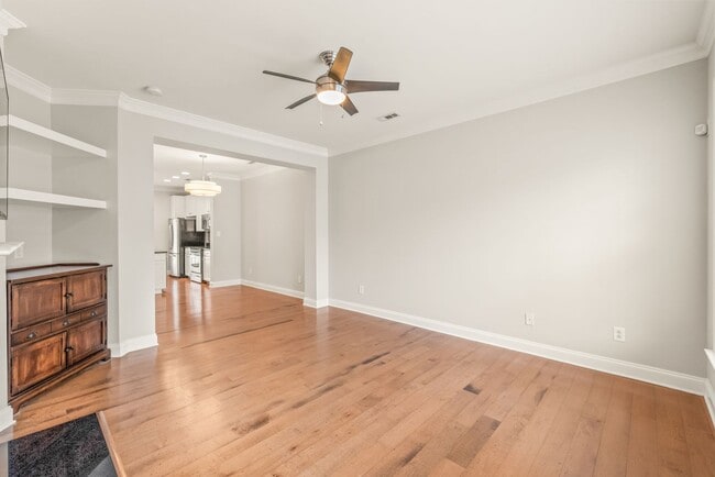 Building Photo - (Coming Soon) Newly Renovated Townhome Oas...