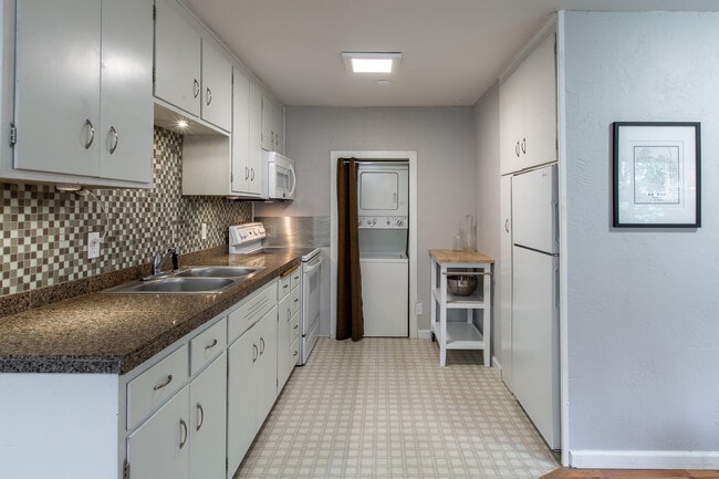 Building Photo - 2401 Birch Ln