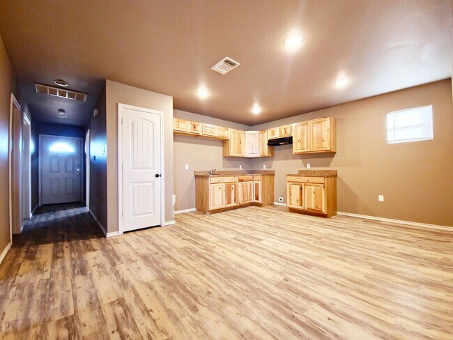 Building Photo - Great 3/2/1 close to Downtown and Texas Tech.