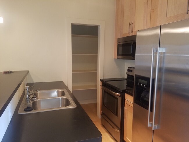 Building Photo - Desirable 2 bed, 2.5 bath Lincoln Park tow...