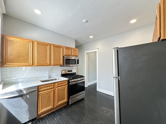 Building Photo - 2552 N Kildare Ave