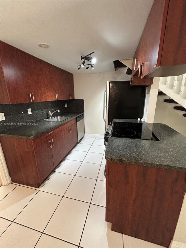 Building Photo - 1455 Holly Heights Dr