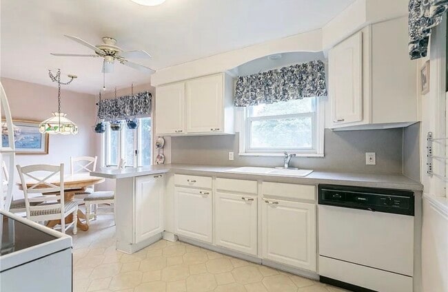 Building Photo - 26 Garden Dr