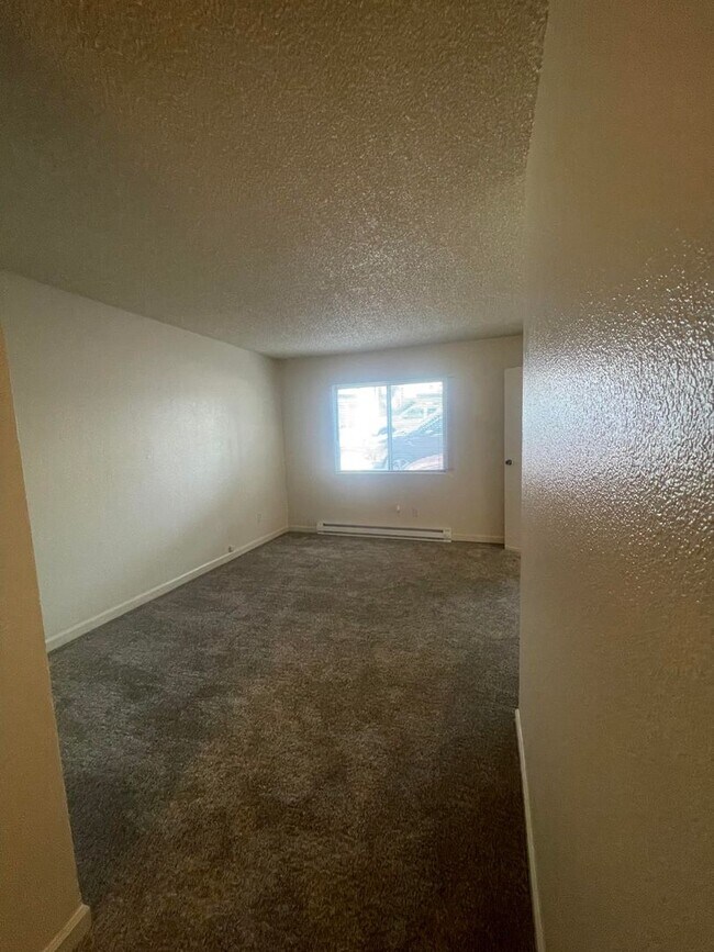 Building Photo - READY NOW! 2 bed / 2 Bath near UNR!