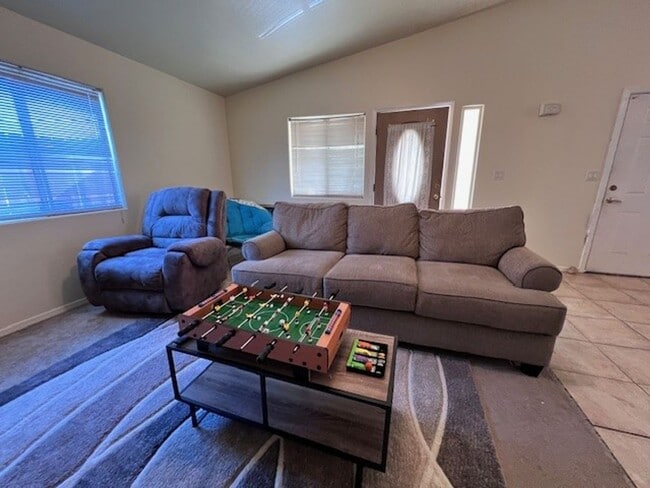 Foto del edificio - 3 Br 2Ba House with Garage and fenced yard**FURNISHED**