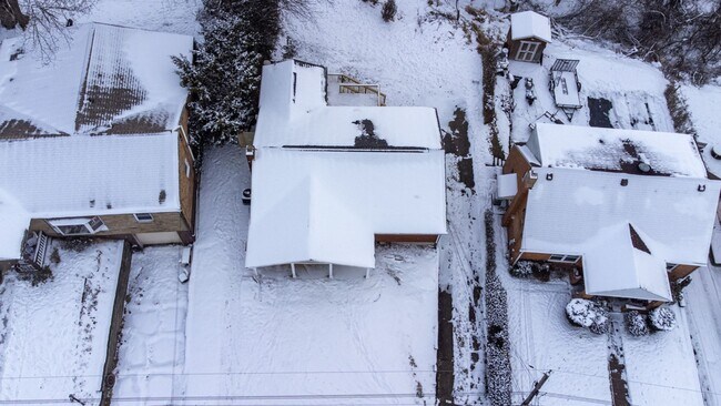 Foto del edificio - AVAILABLE APRIL 1ST! Do not miss this STUNNING 3-bedroom in Penn Hills!