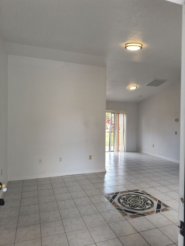 Building Photo - Single Family Home in Poinciana