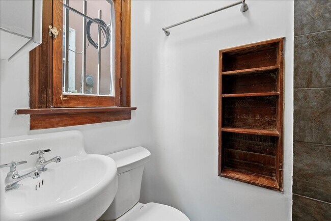 Building Photo - Studio Apartment With In-Unit Laundry!