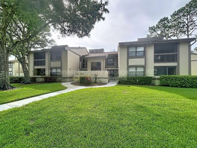 Building Photo - 217 Woodlake Wynde