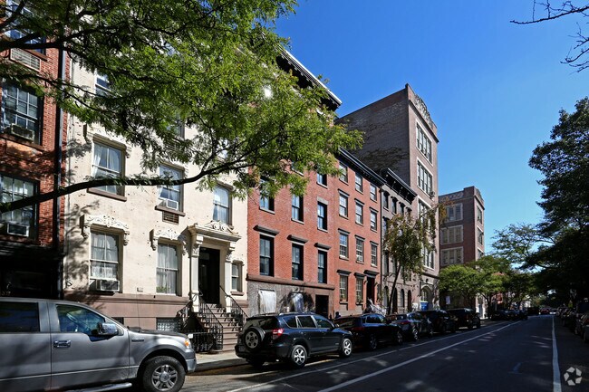 Building Photo - 333 W 20th St