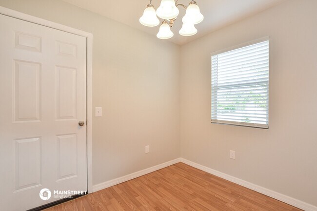 Building Photo - 656 Rhodes Dr