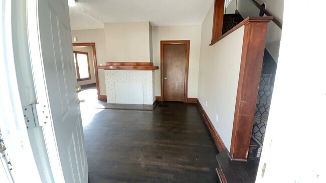 Building Photo - 106 E Maplewood Ave