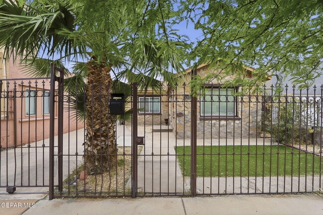Building Photo - 1310 E San Antonio Ave