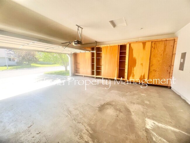 Building Photo - 3 bedroom Condo with a garage and 2 1/2 ba...