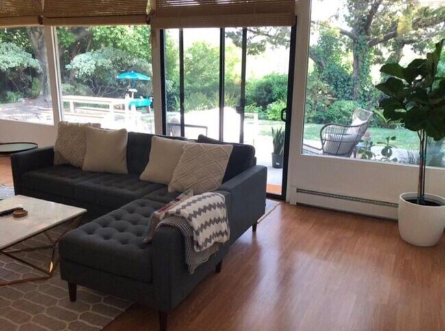 Foto del edificio - 721 Las Colindas Rd