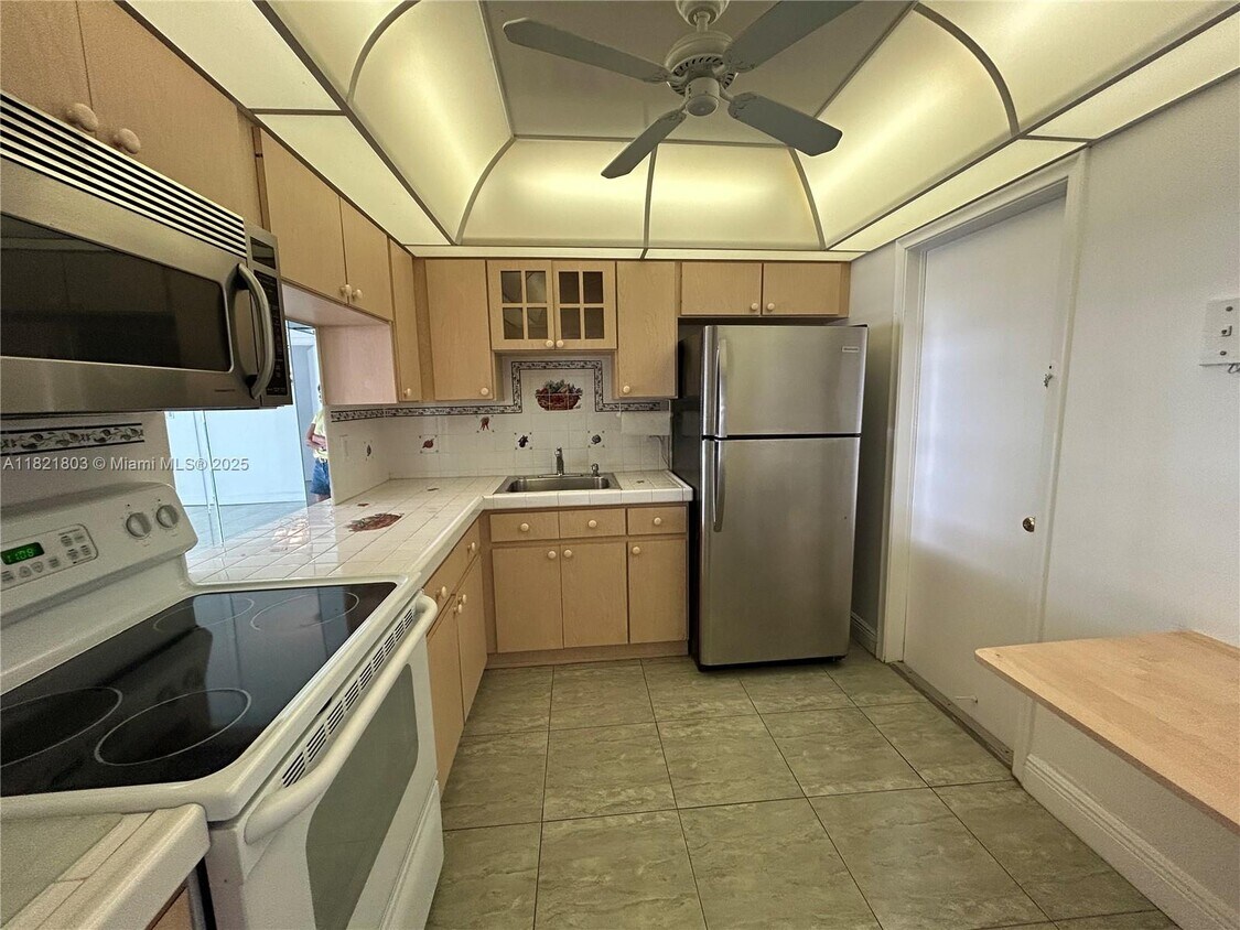 Foto principal - 1825 S Ocean Dr