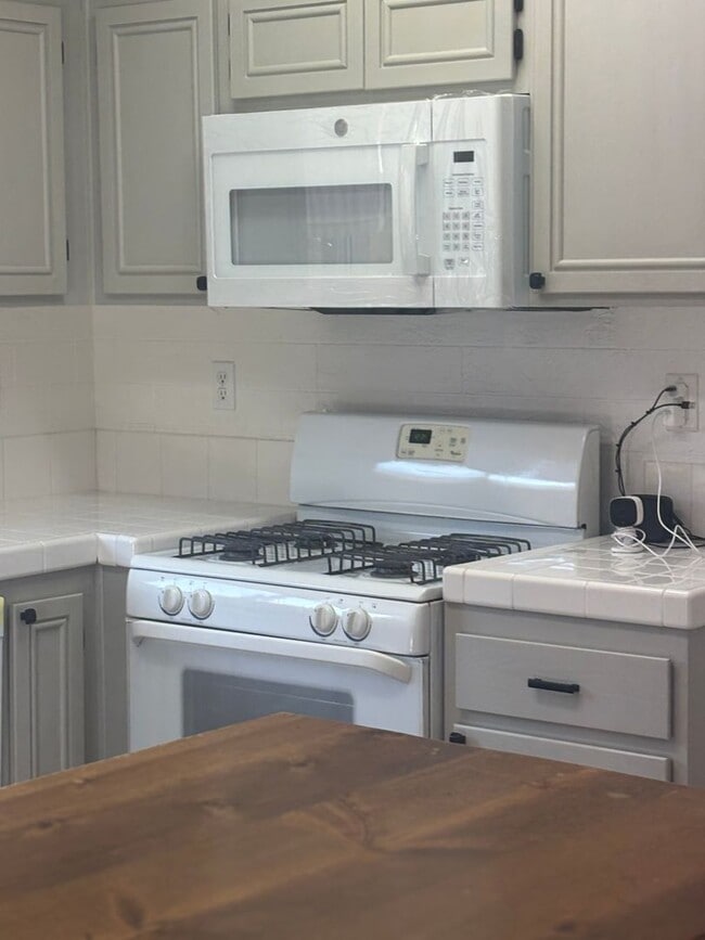 Building Photo - Awesome Property